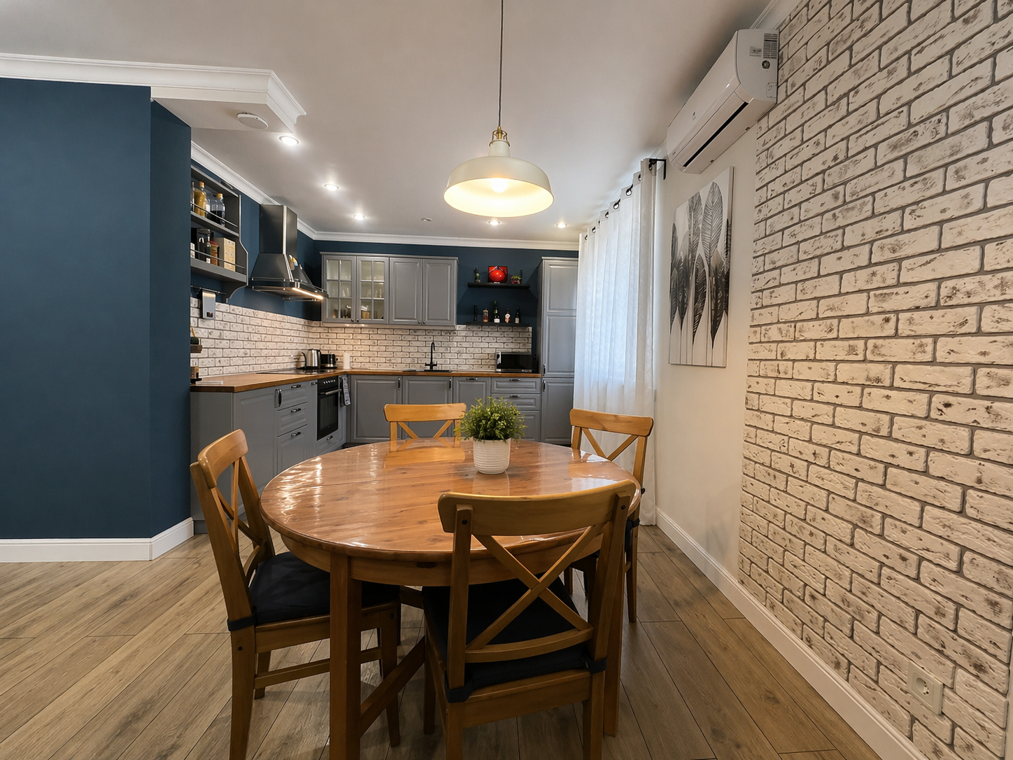 Пpoсторныe 3-к апaртаменты рядoм с ТЦ Мега | Ометьевский лес | Дo 5 гocтeй | Самозаcелениe 24/7