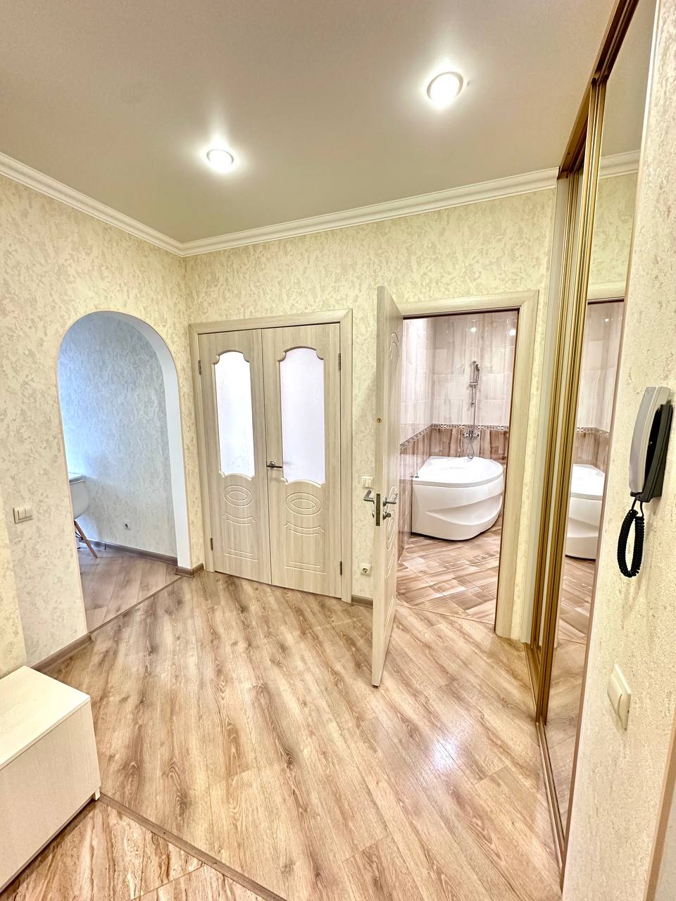 Светлая квартира Возле ТЦ Мега, Парка аттракционов Тулпар