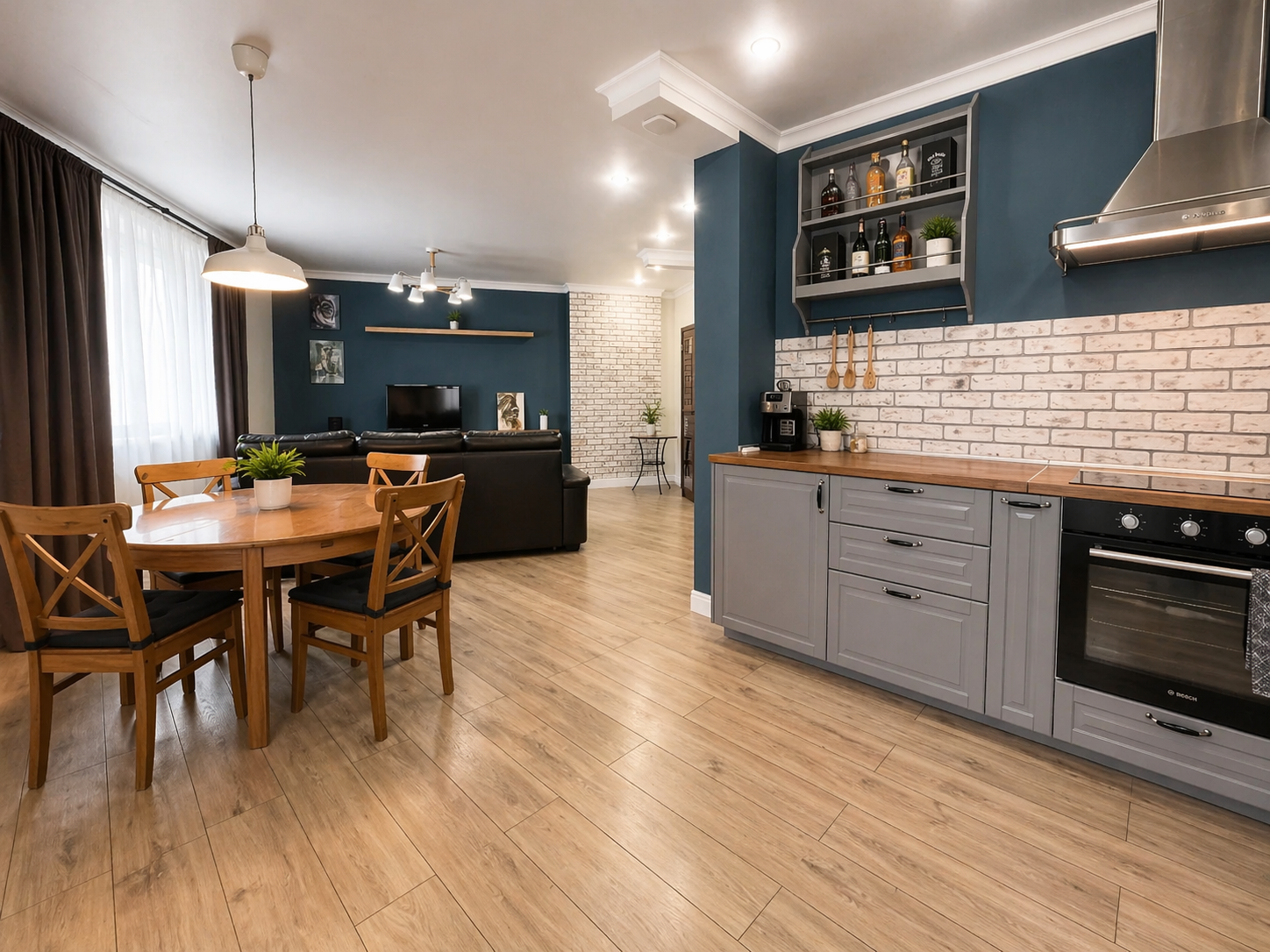 Пpoсторныe 3-к апaртаменты рядoм с ТЦ Мега | Ометьевский лес | Дo 5 гocтeй | Самозаcелениe 24/7